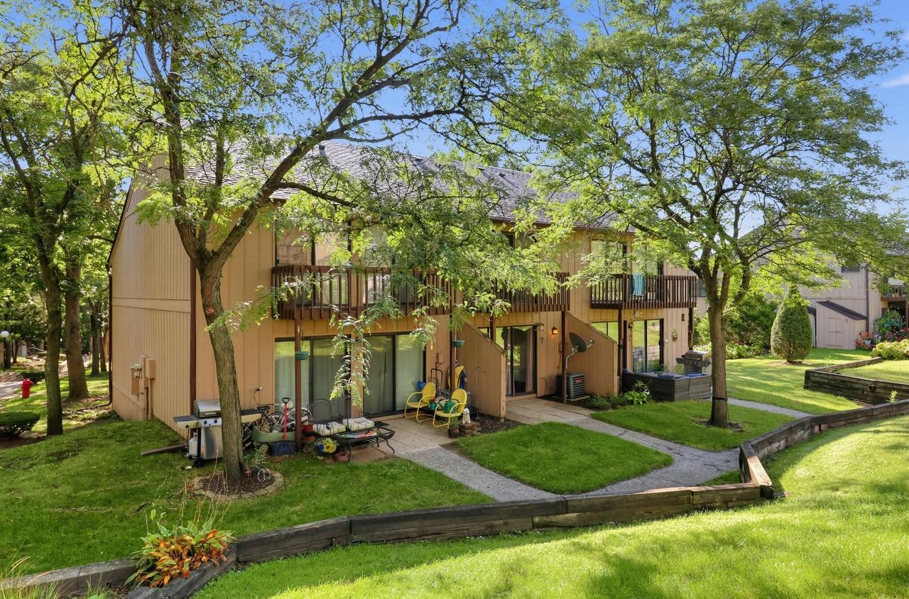 20 Saint Thomas Colony St. #5, Fox Lake, IL 60020