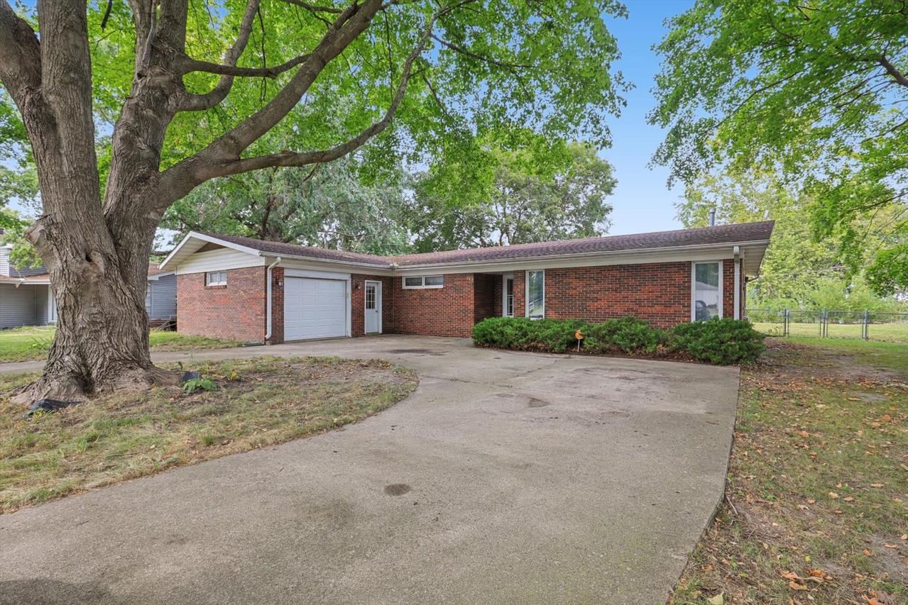 209 Matteson Dr., Villa Grove, IL 61956