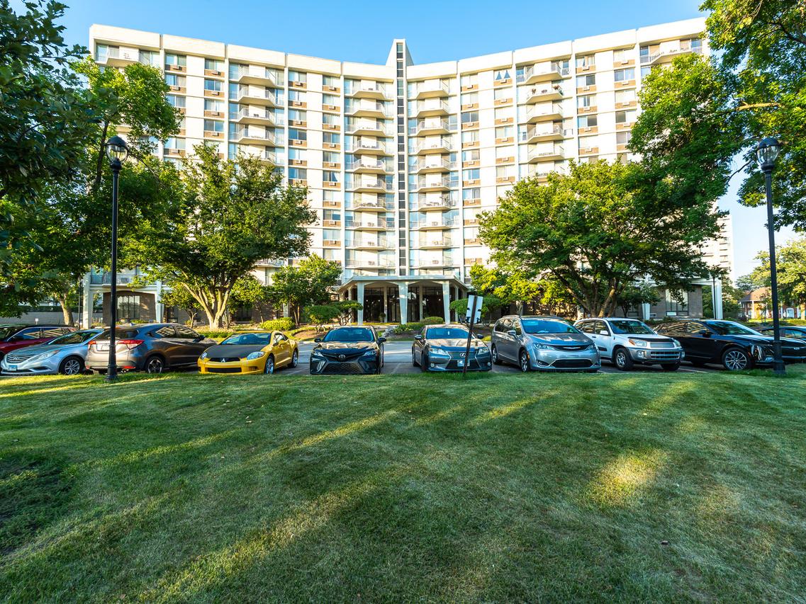 20 N Tower Rd. #8G, Oak Brook, IL 60523