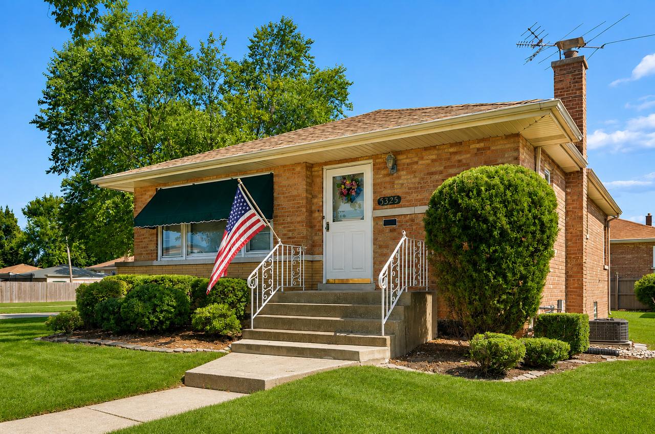 5325 Oak Center Dr., Oak Lawn, IL 60453