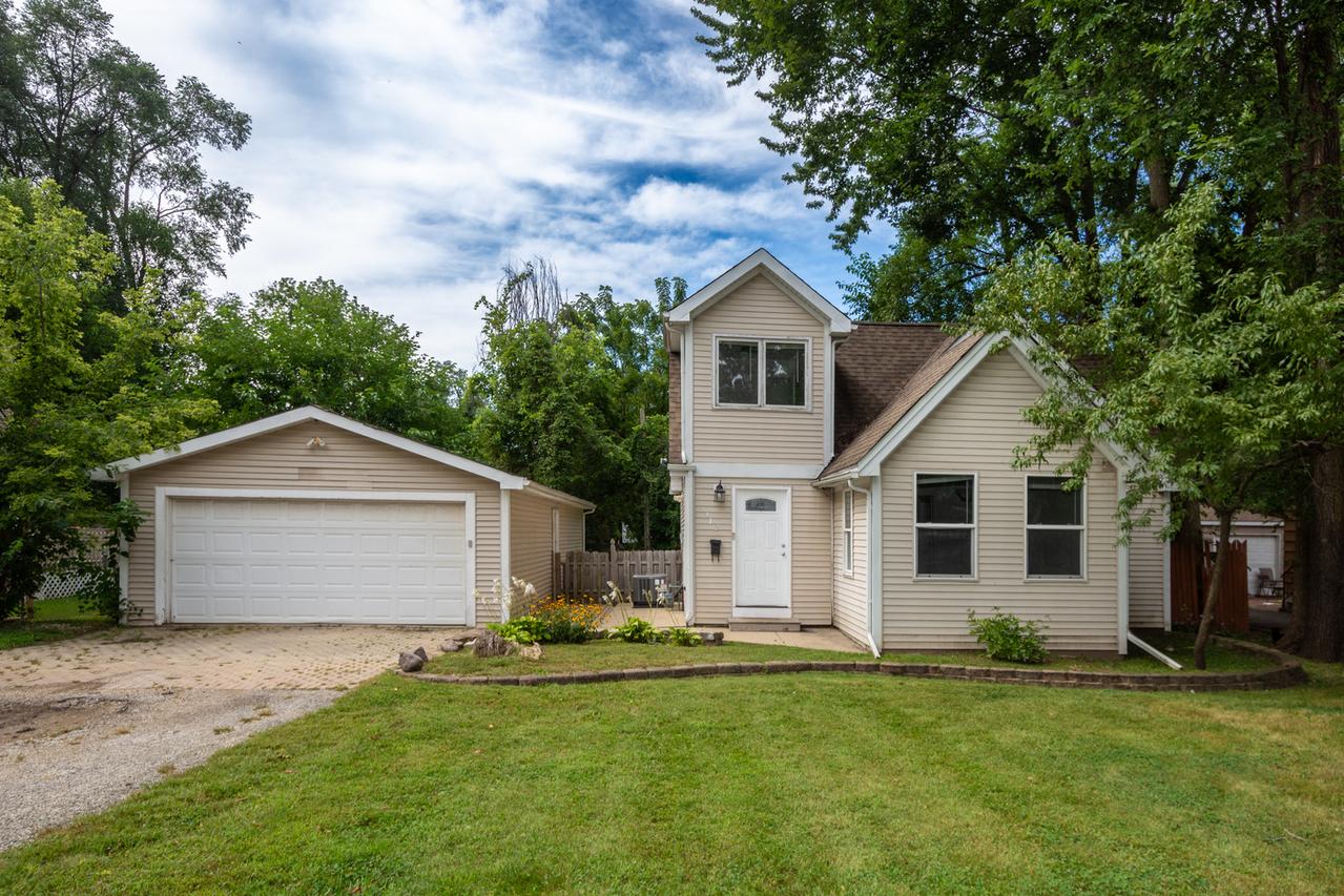 212 Highmoor Dr., Round Lake Park, IL 60073