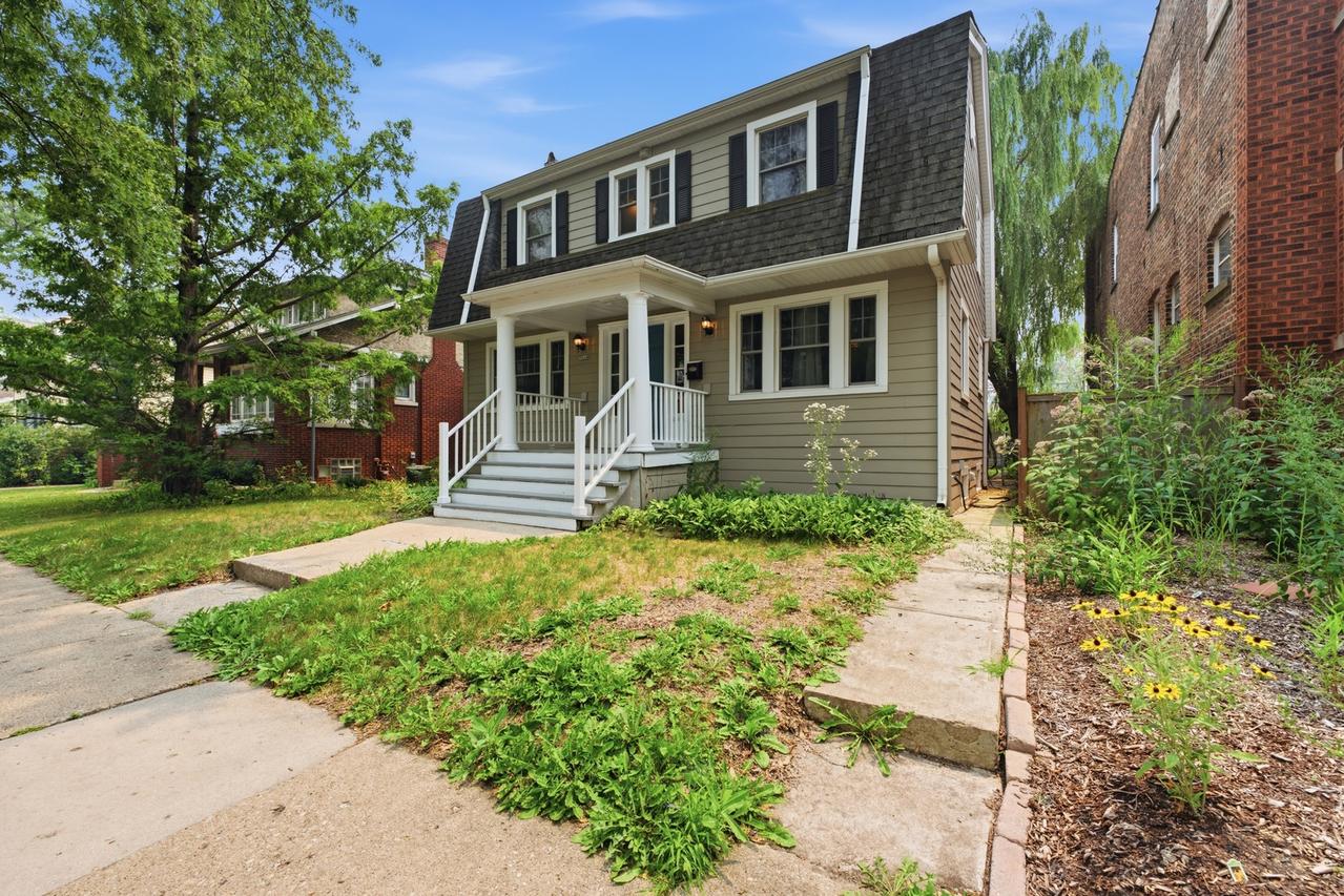 3829 W Addison St., Chicago, IL 60618