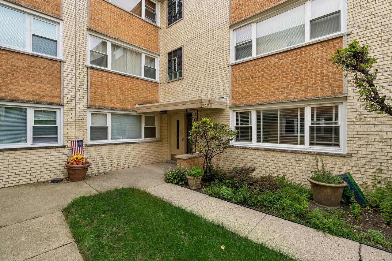 6022 N Avondale Ave. #1S, Chicago, IL 60631