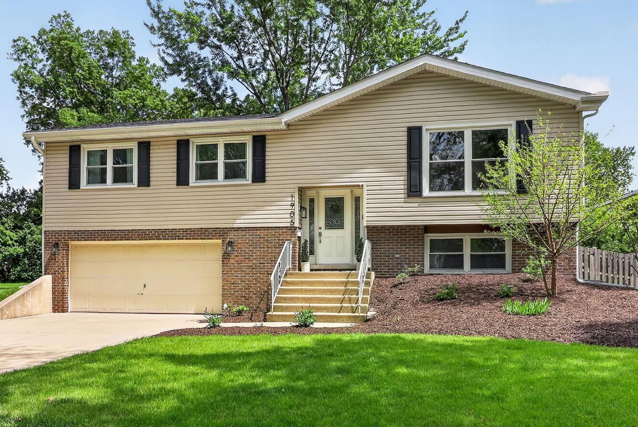 1905 Cheshire Ln., Wheaton, IL 60189