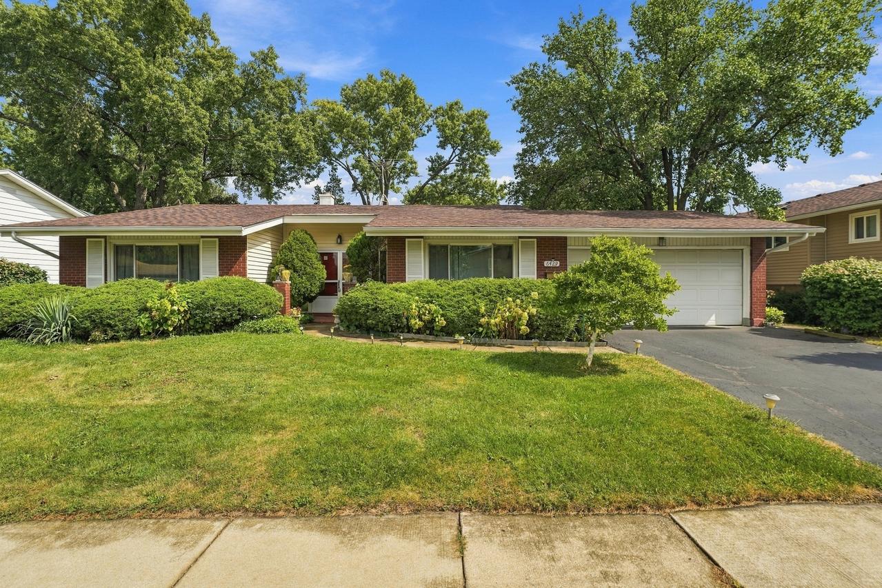 6429 Taylor Dr., Woodridge, IL 60517