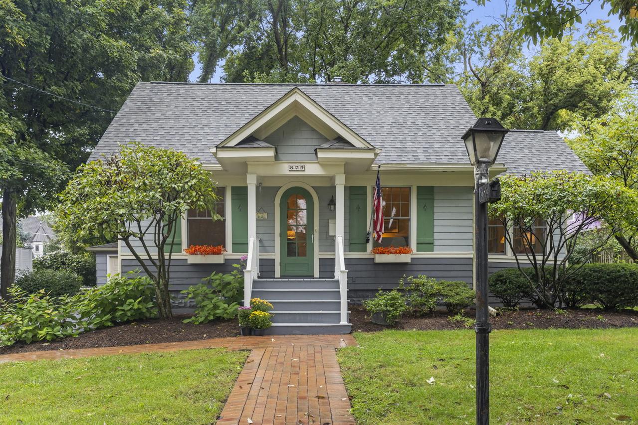 873 Hillside Ave., Glen Ellyn, IL 60137
