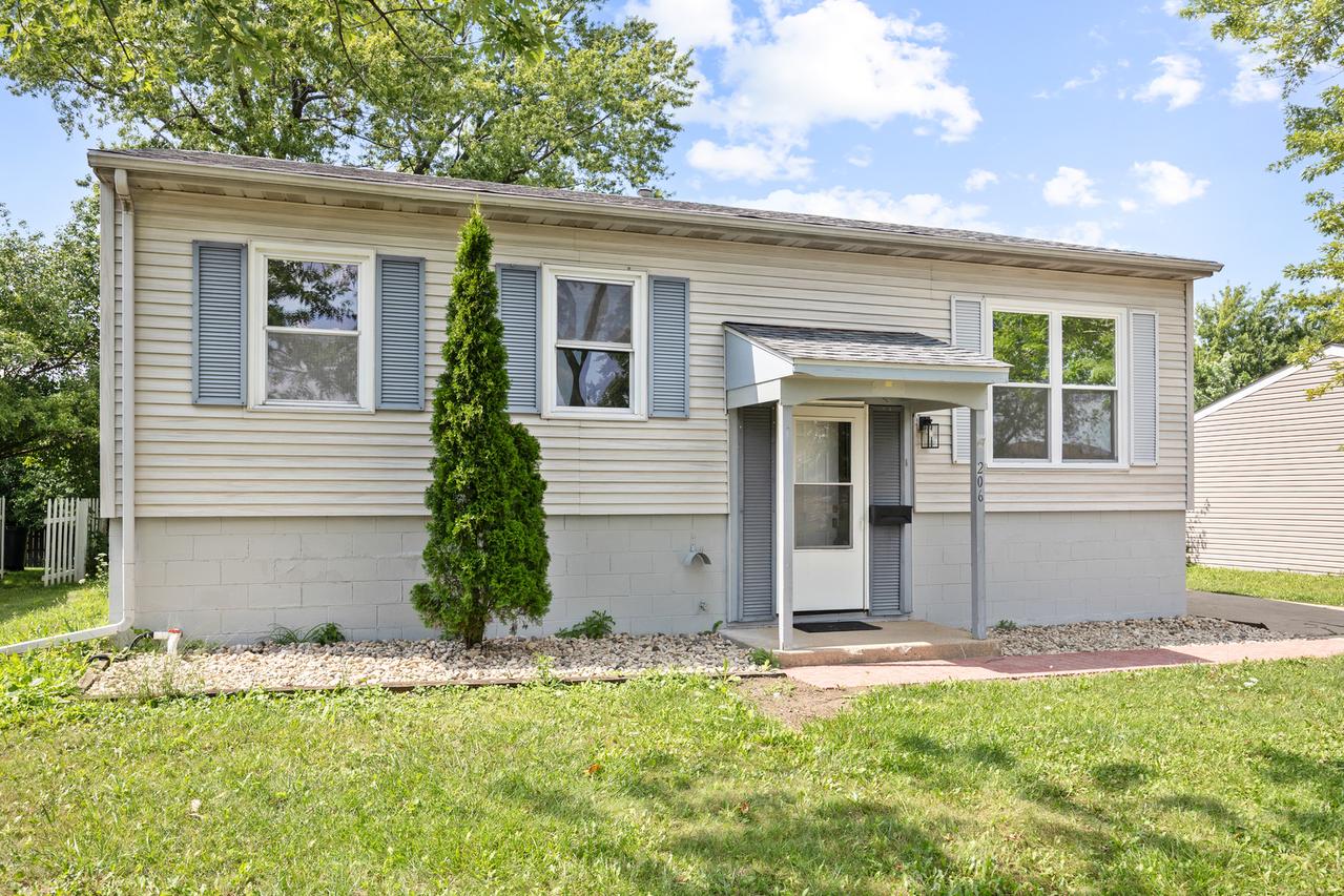 206 Ridge Cir., Streamwood, IL 60107