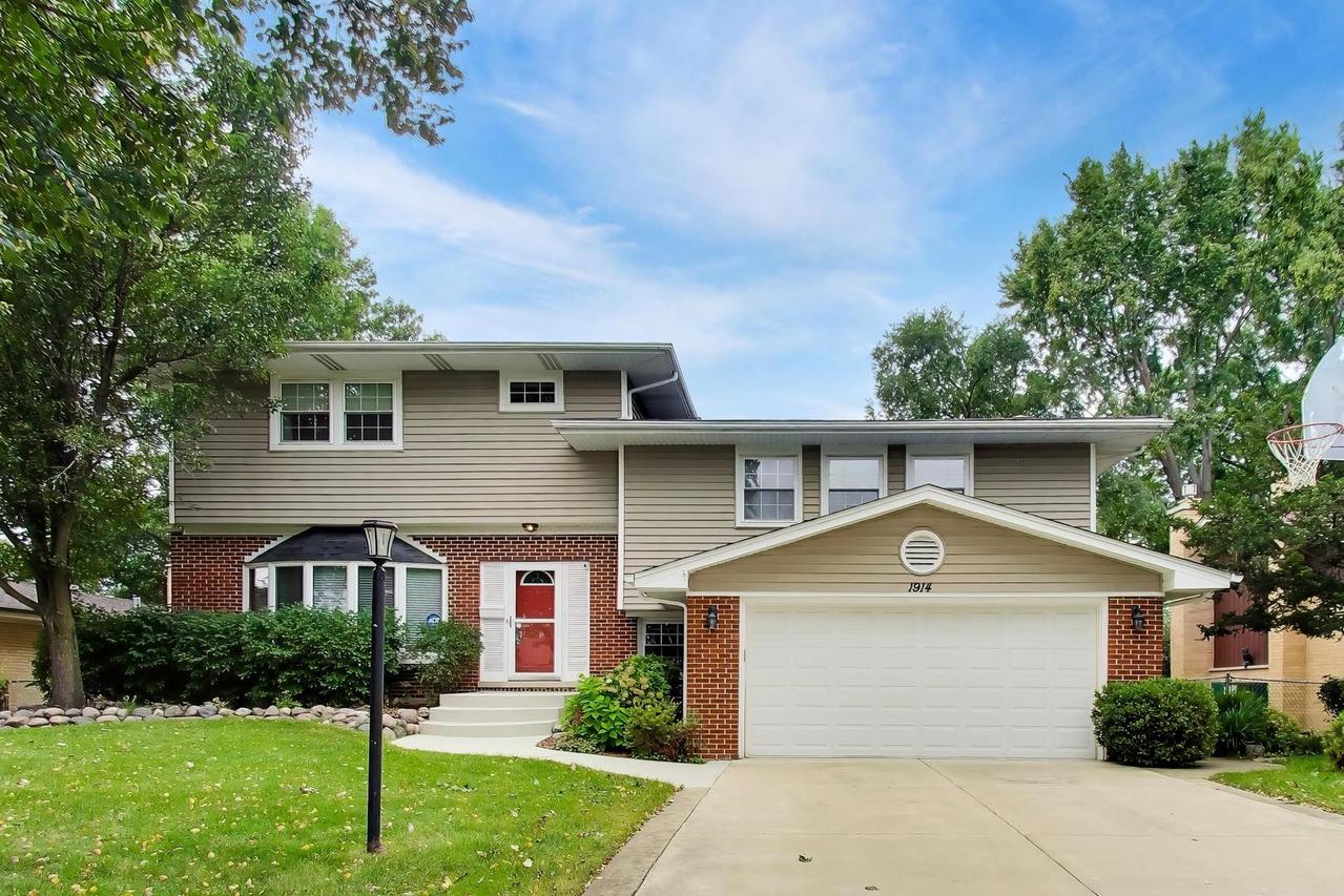 1914 N Burke Dr., Arlington Heights, IL 60004
