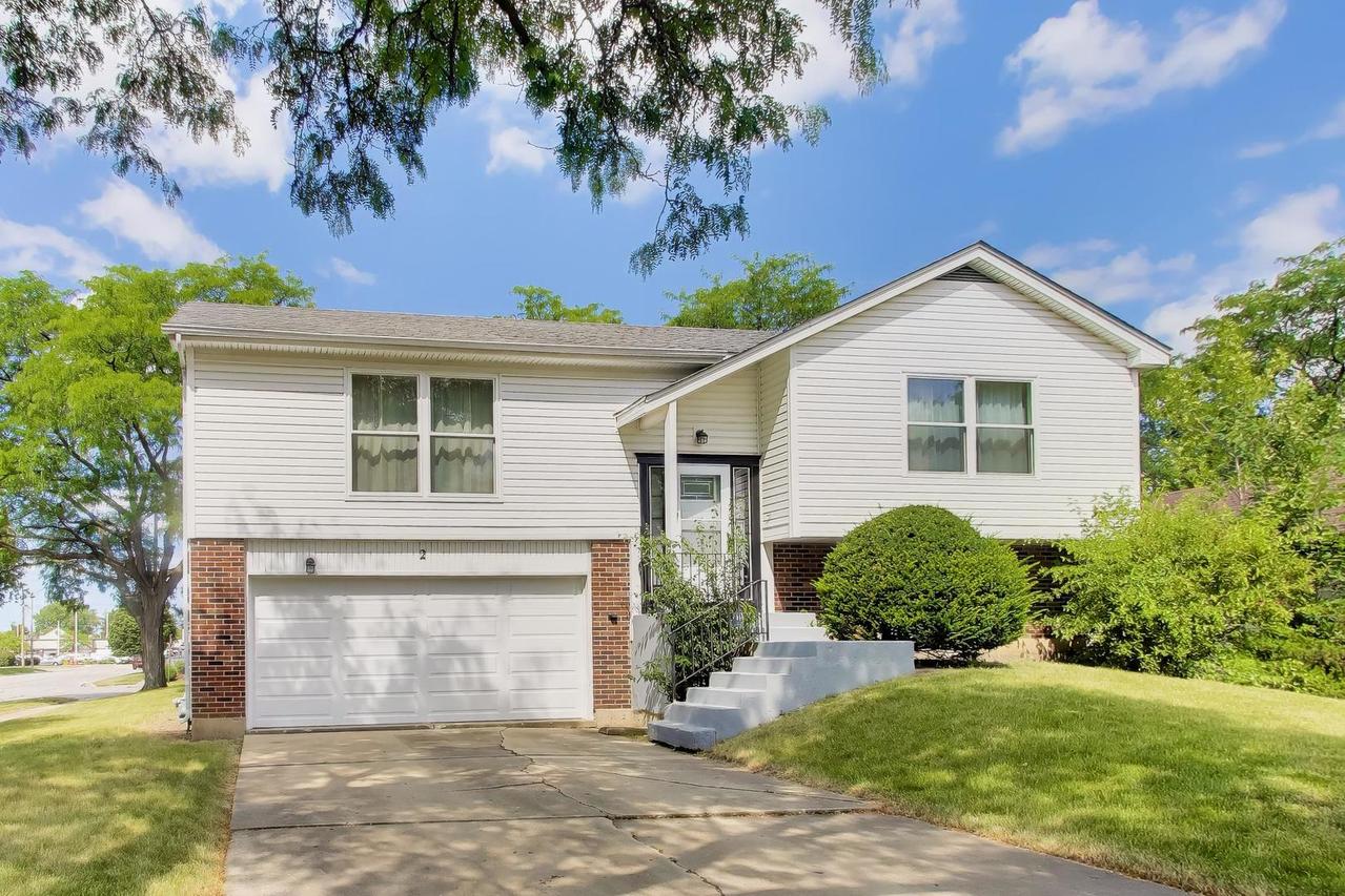 2 Oakmont Ct., Streamwood, IL 60107