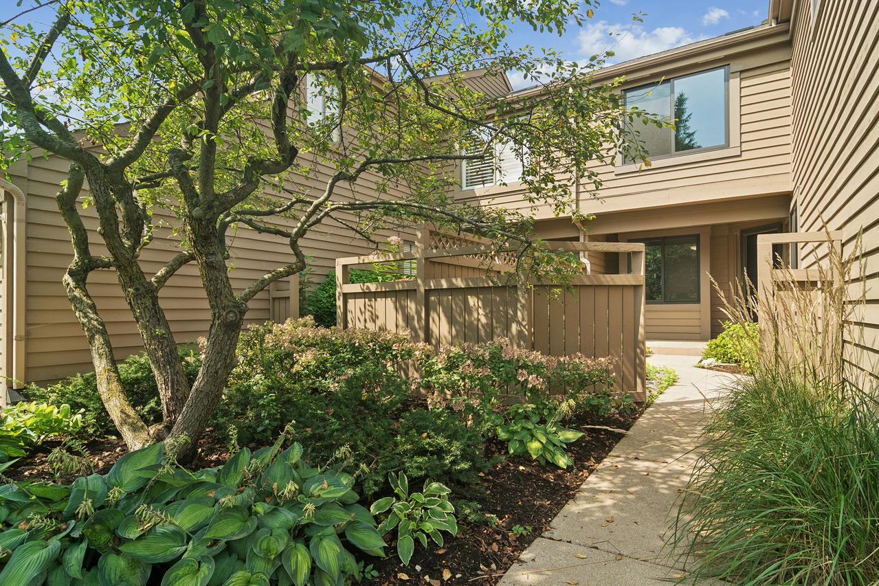 820 Golf Ln., Lake Barrington, IL 60010