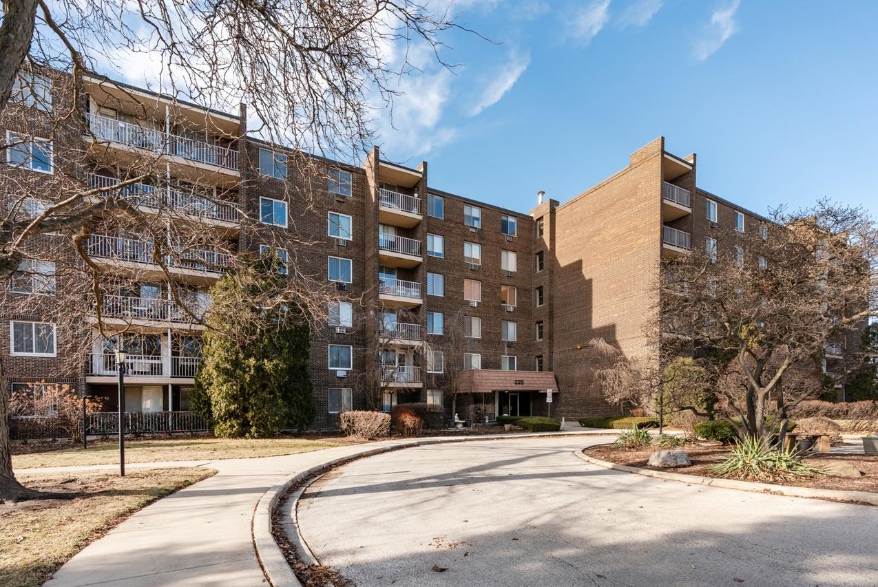 225 S Rohlwing Rd. #615, Palatine, IL 60067