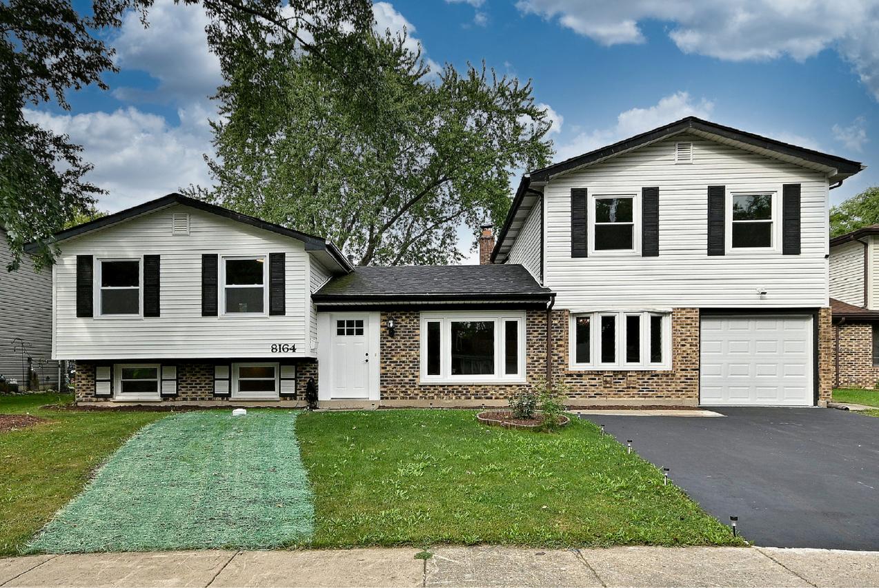 8164 N Carrolton Ct., Hanover Park, IL 60133
