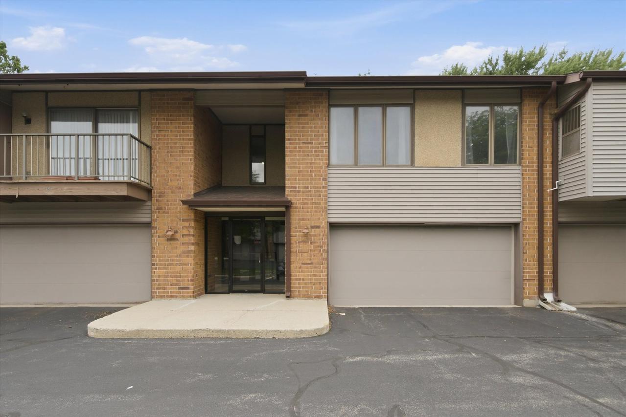 801 Oakton St. #204, Elk Grove Village, IL 60007