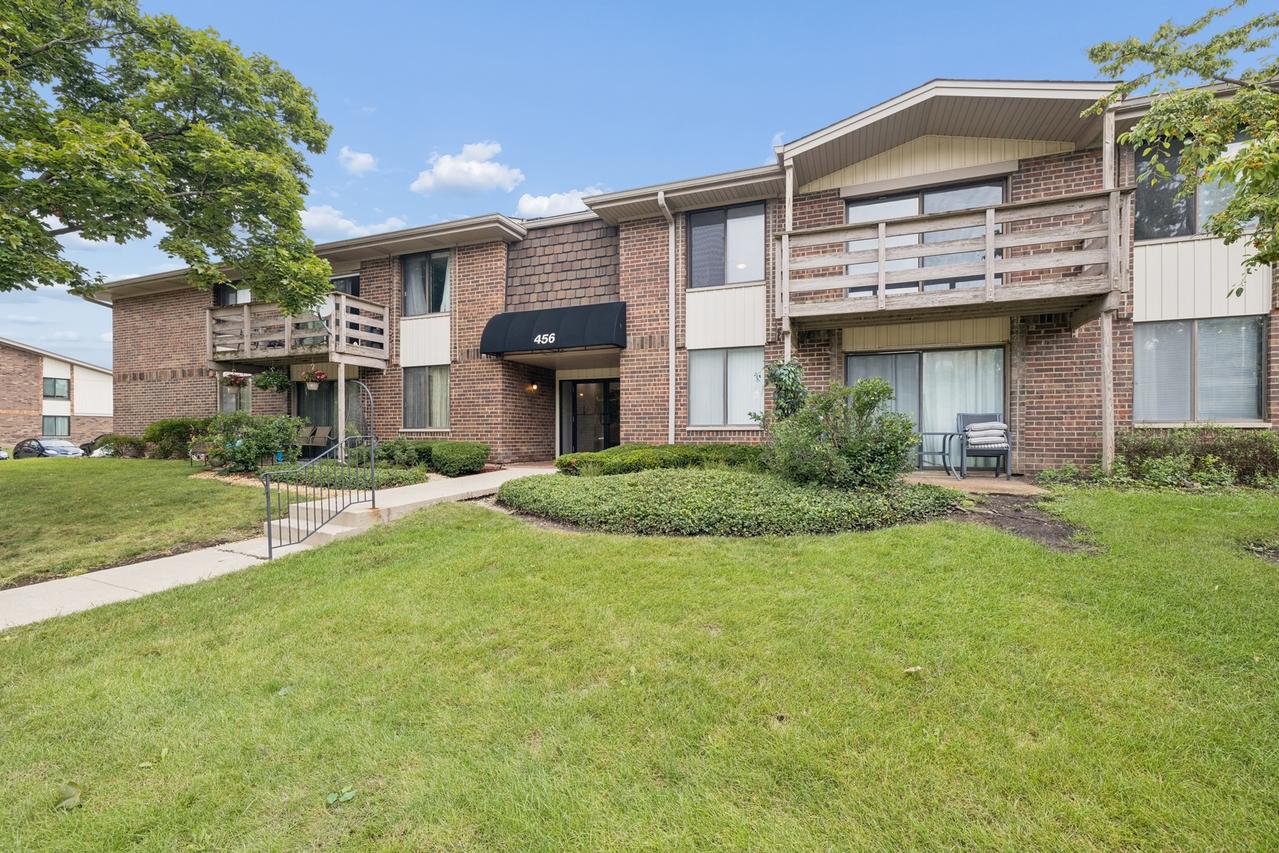 456 Raintree Ct. #2C, Glen Ellyn, IL 60137