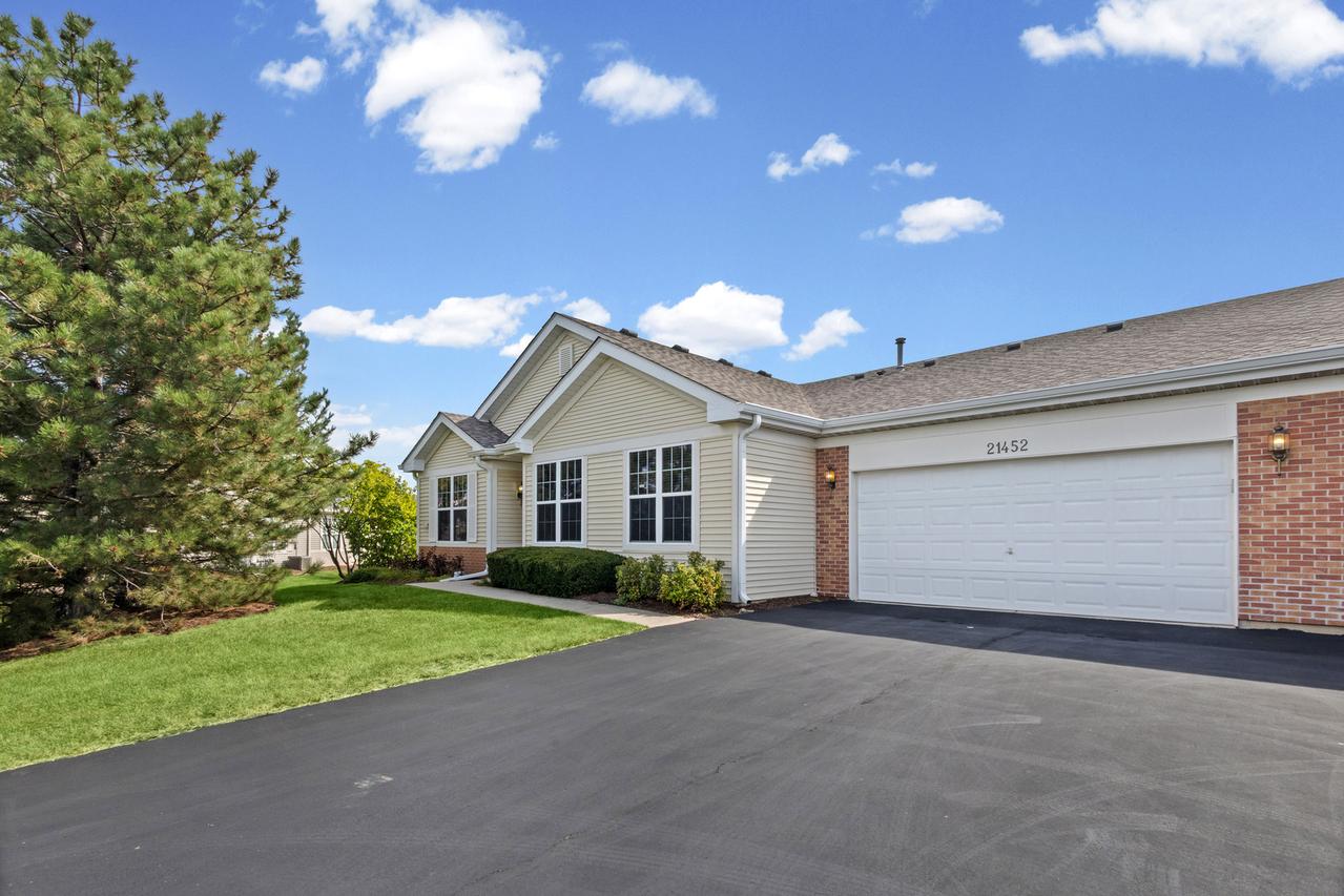 21452 Papoose Lake Dr., Crest Hill, IL 60403