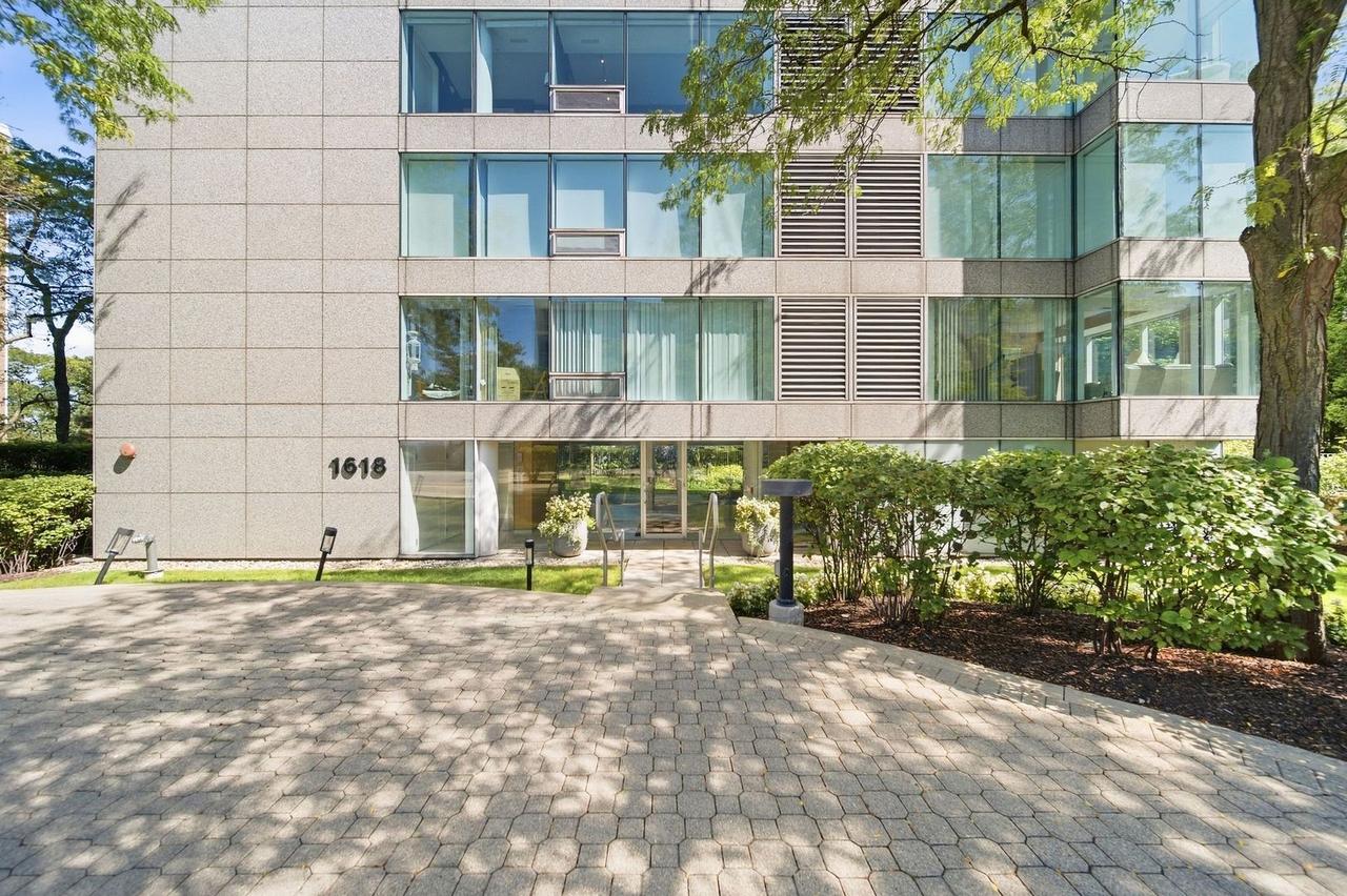 1618 Sheridan Rd. #4, Wilmette, IL 60091