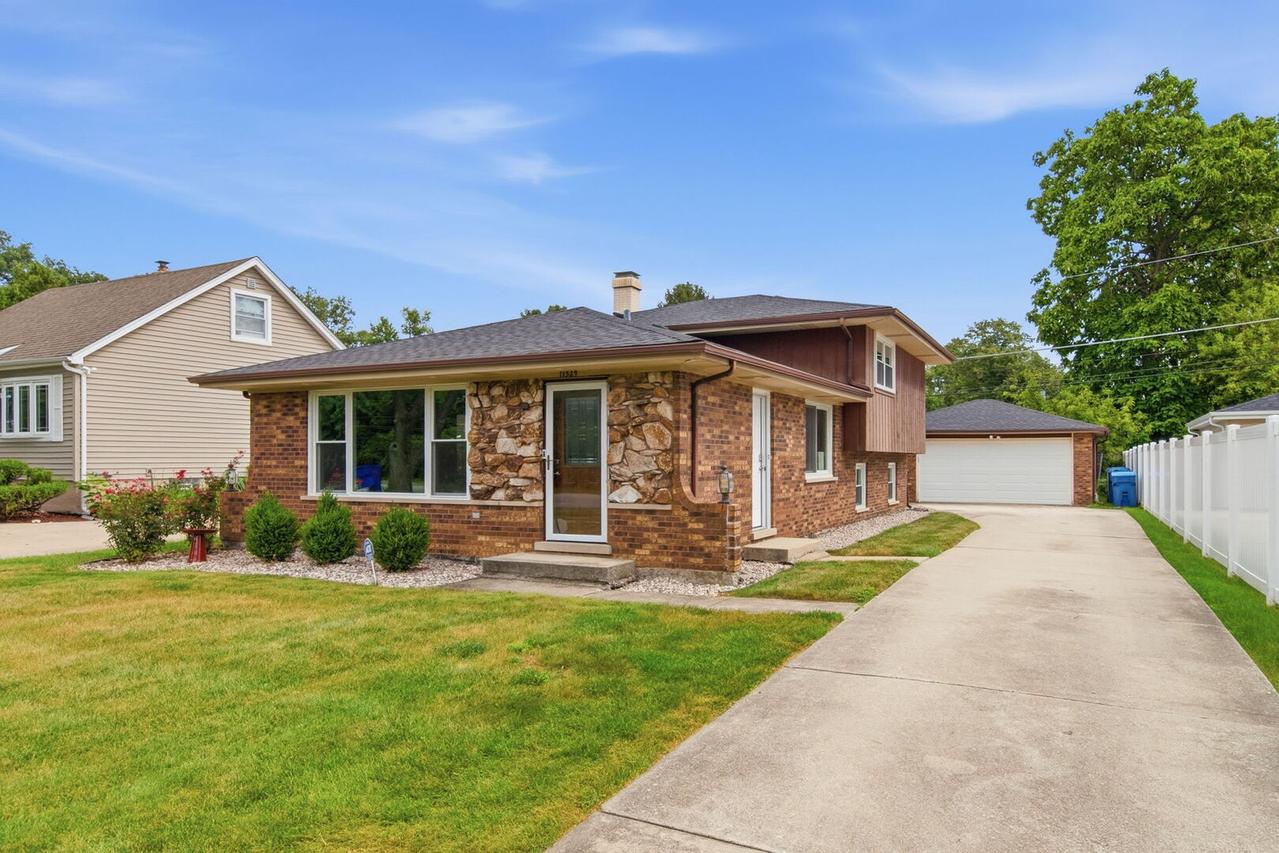 11529 S Laramie Ave., Alsip, IL 60803
