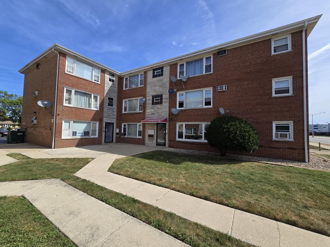 6952 W 65th St. #3B, Chicago, IL 60638
