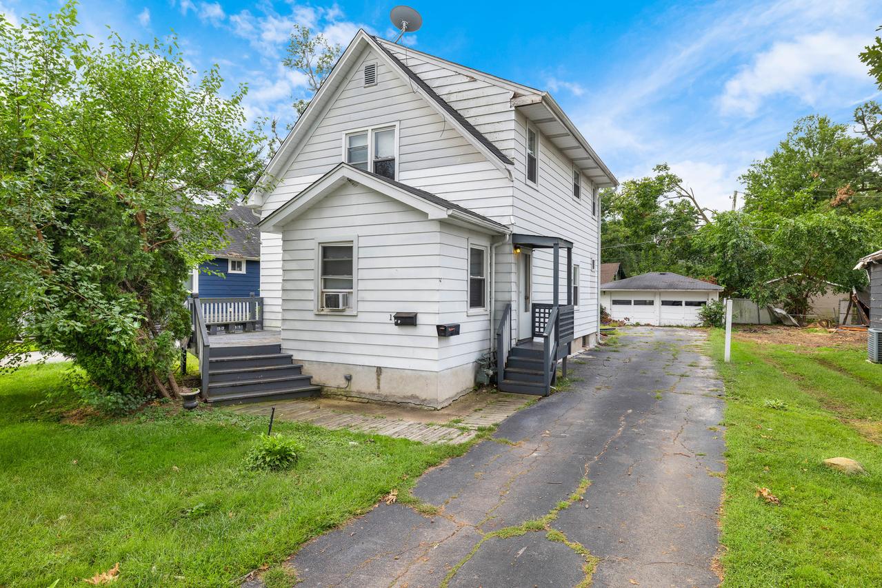 36 N Glenwood Ave., Glenwood, IL 60425