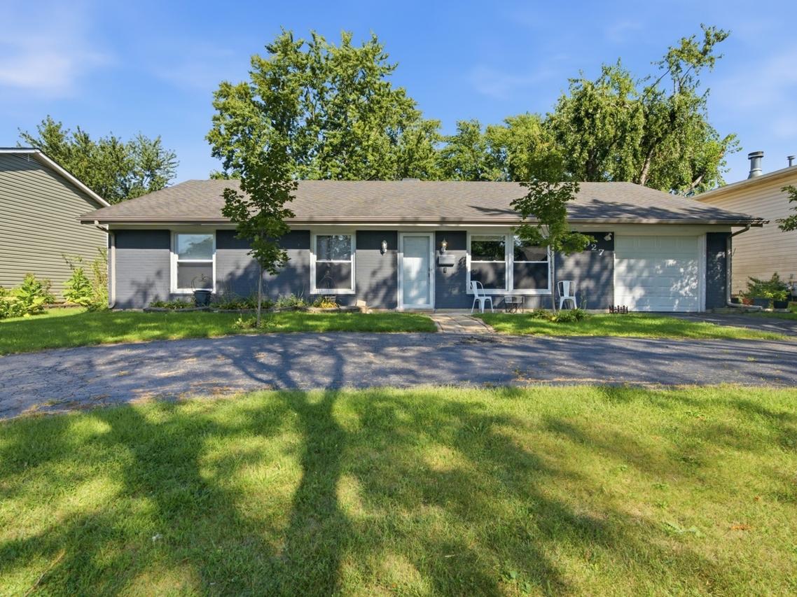 7927 Sherwood Cir., Hanover Park, IL 60133