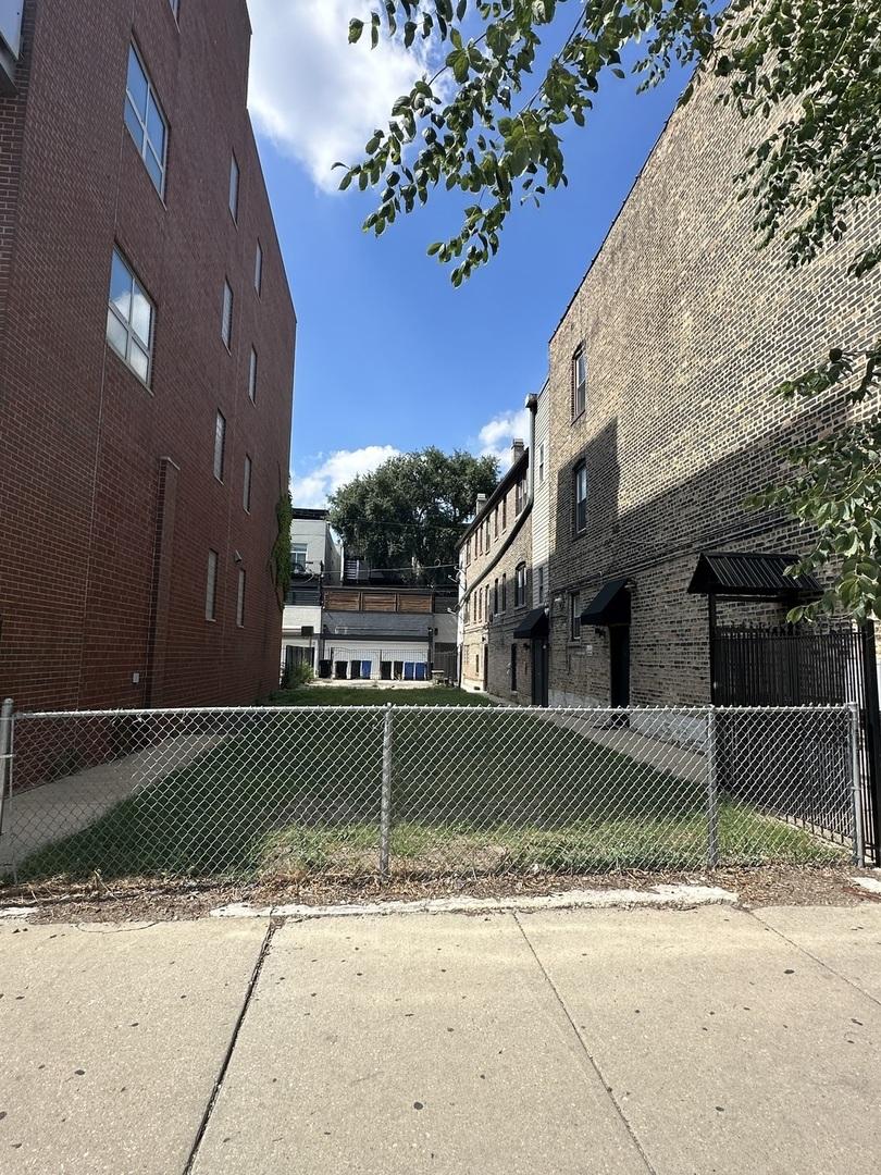 910 N Ashland Ave., Chicago, IL 60622