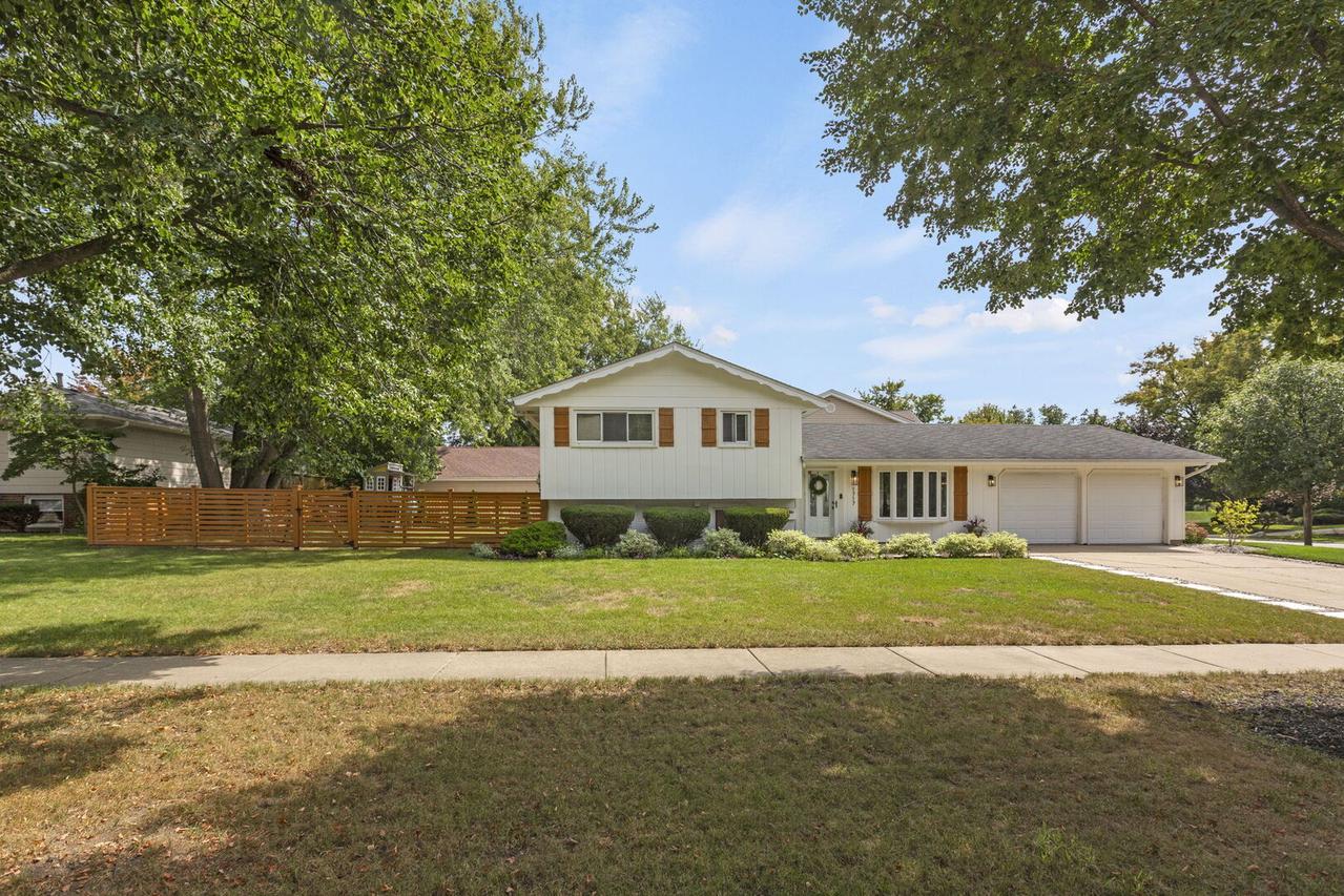 1717 Vassar Ct., Schaumburg, IL 60193