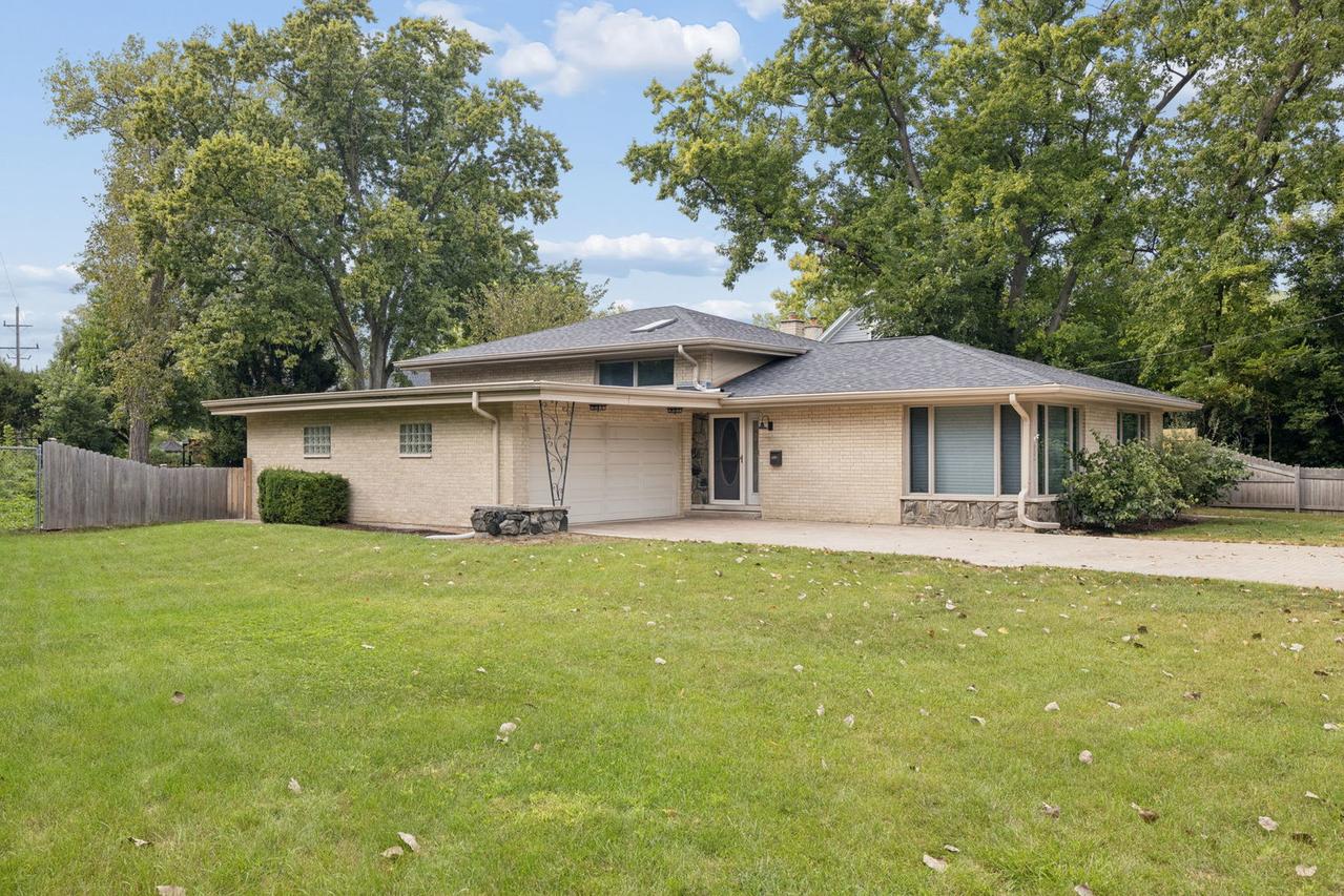 652 S Poplar Ave., Elmhurst, IL 60126