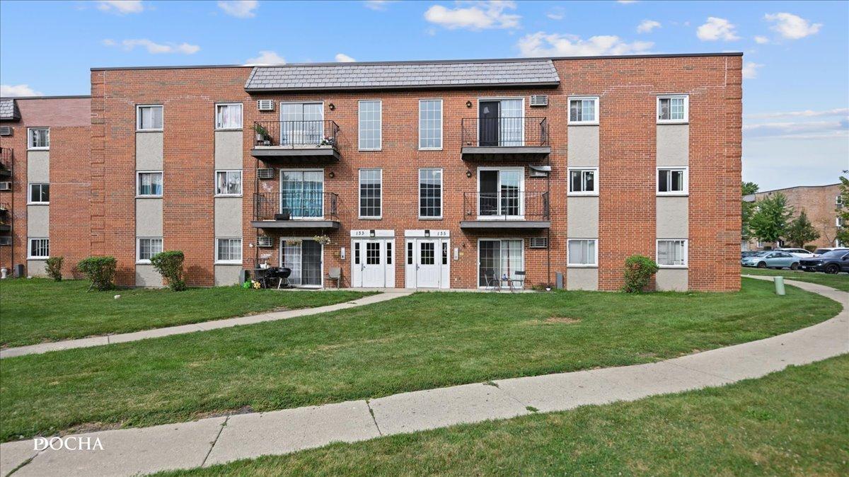 135 W Elk Tr., Carol Stream, IL 60188