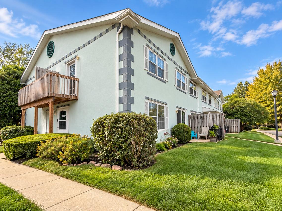 1083 Greenwood Cir., Woodstock, IL 60098