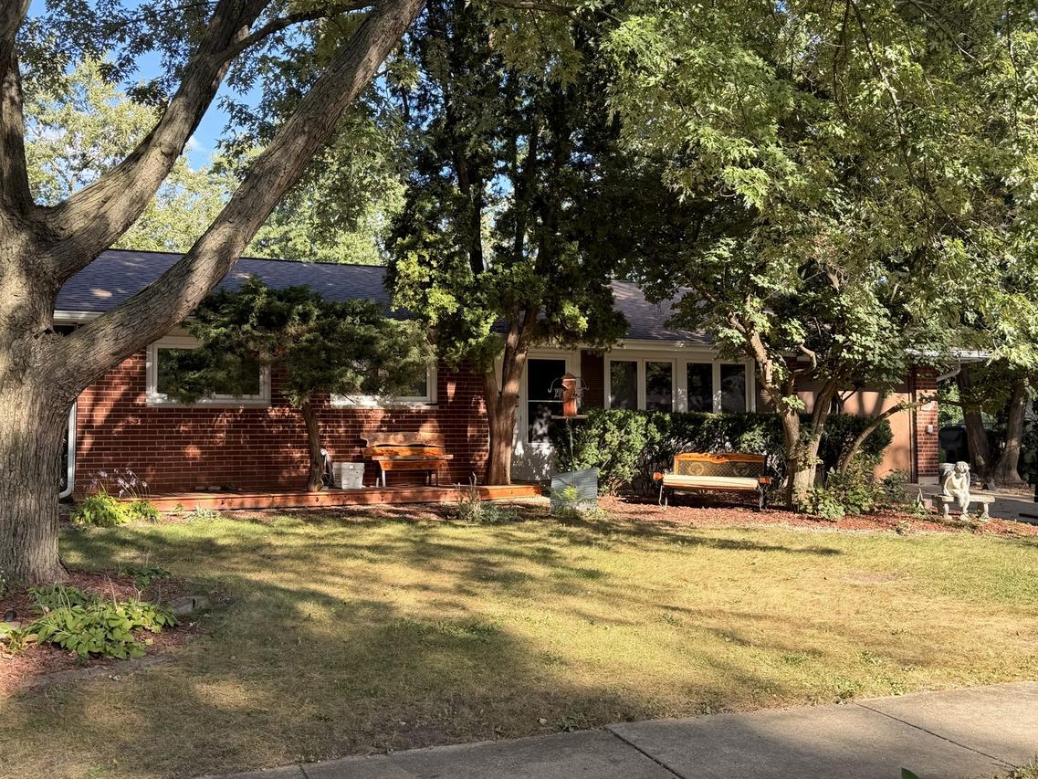1965 Larchmont Rd., Hoffman Estates, IL 60169