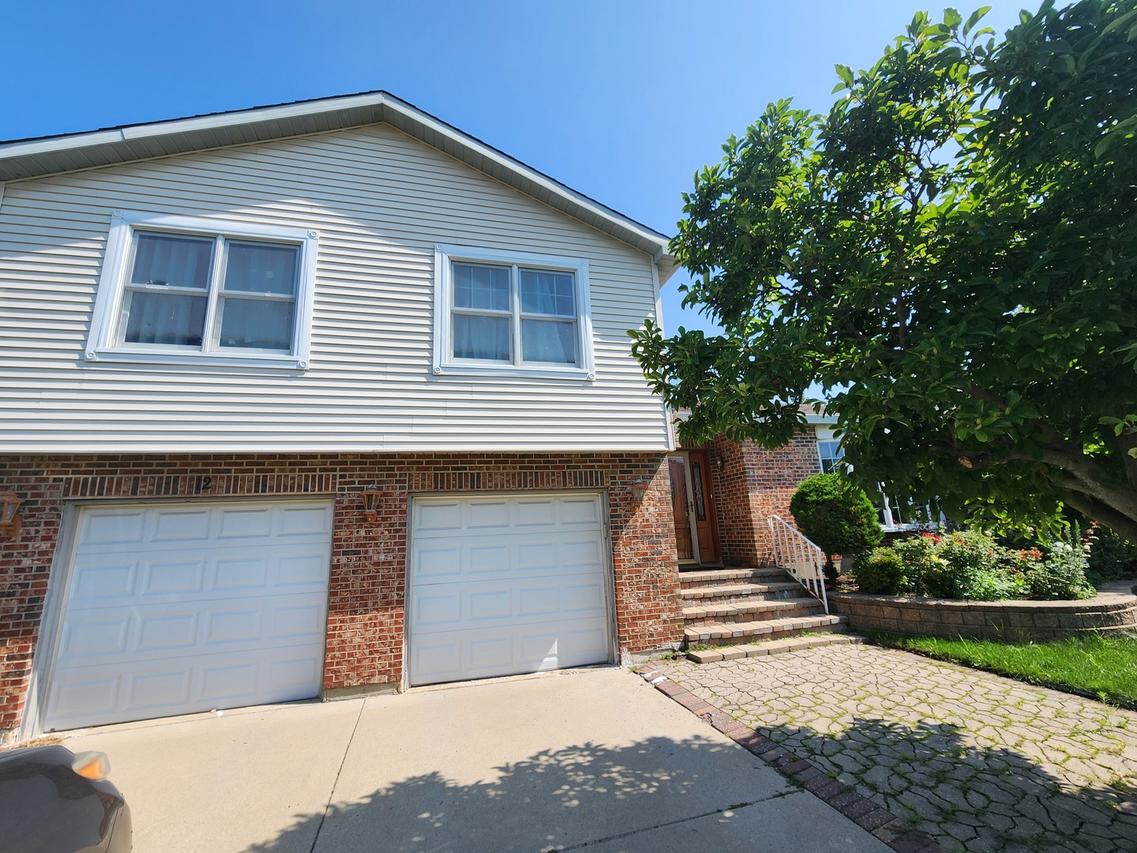 12 Mill Pond Dr., Glendale Heights, IL 60139