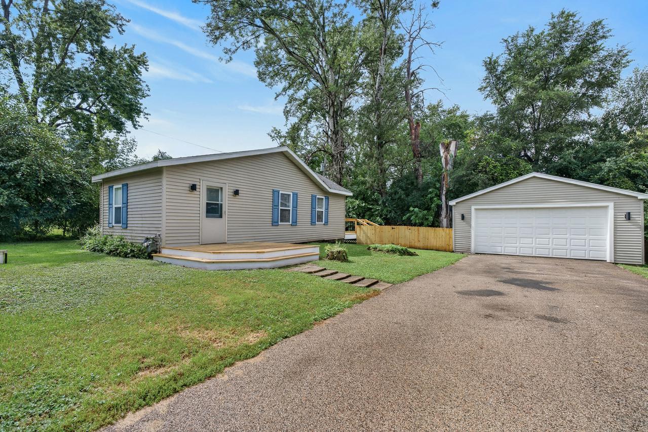 521 Elaine Ter., Lakemoor, IL 60051