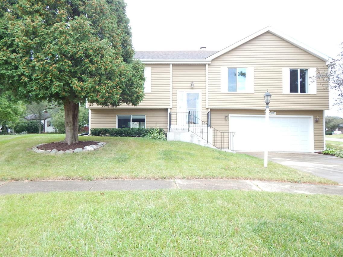 902 Garden Cir., Streamwood, IL 60107