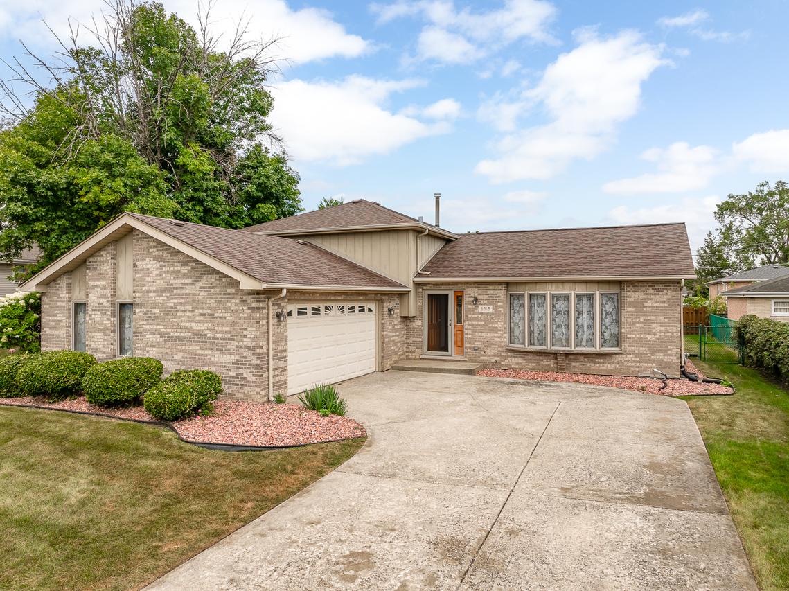 8515 Leclaire Ave., Burbank, IL 60459