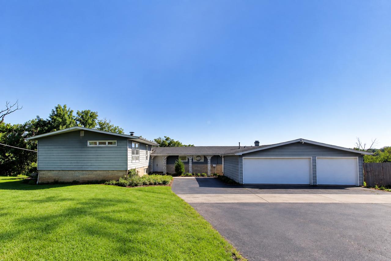 24072 W Hawthorne Ln., Antioch, IL 60002