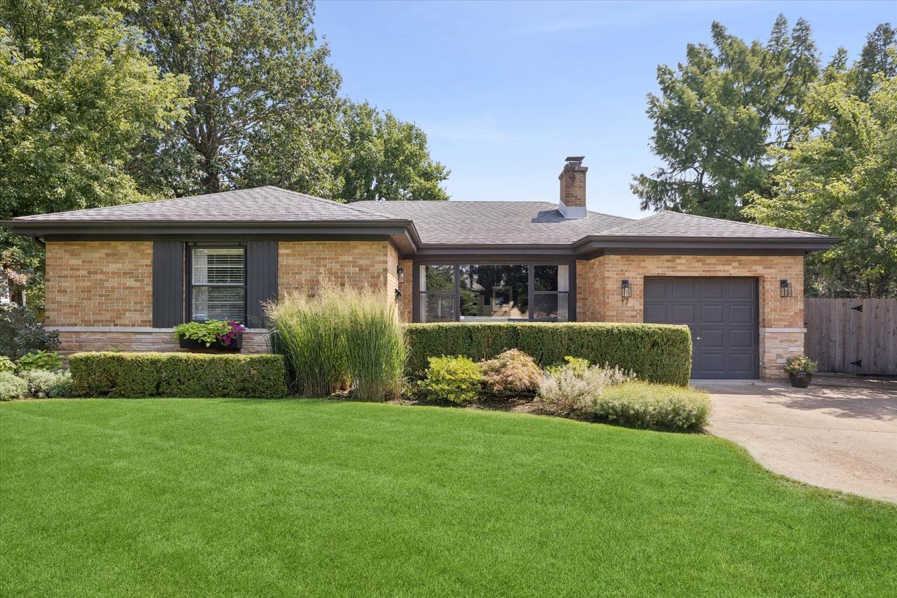 17 Golf Ave., Clarendon Hills, IL 60514