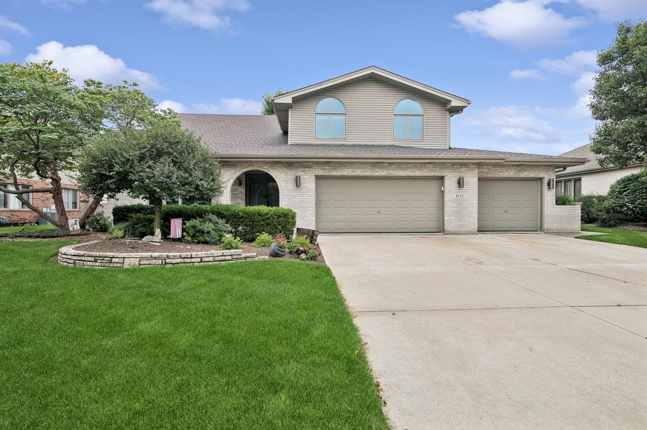8122 Hampton Dr., Woodridge, IL 60517