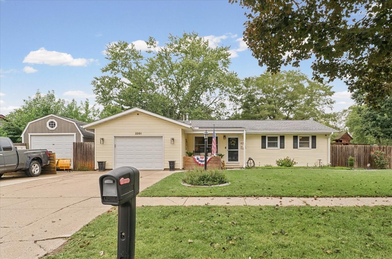 2201 Clover Ln., Champaign, IL 61821