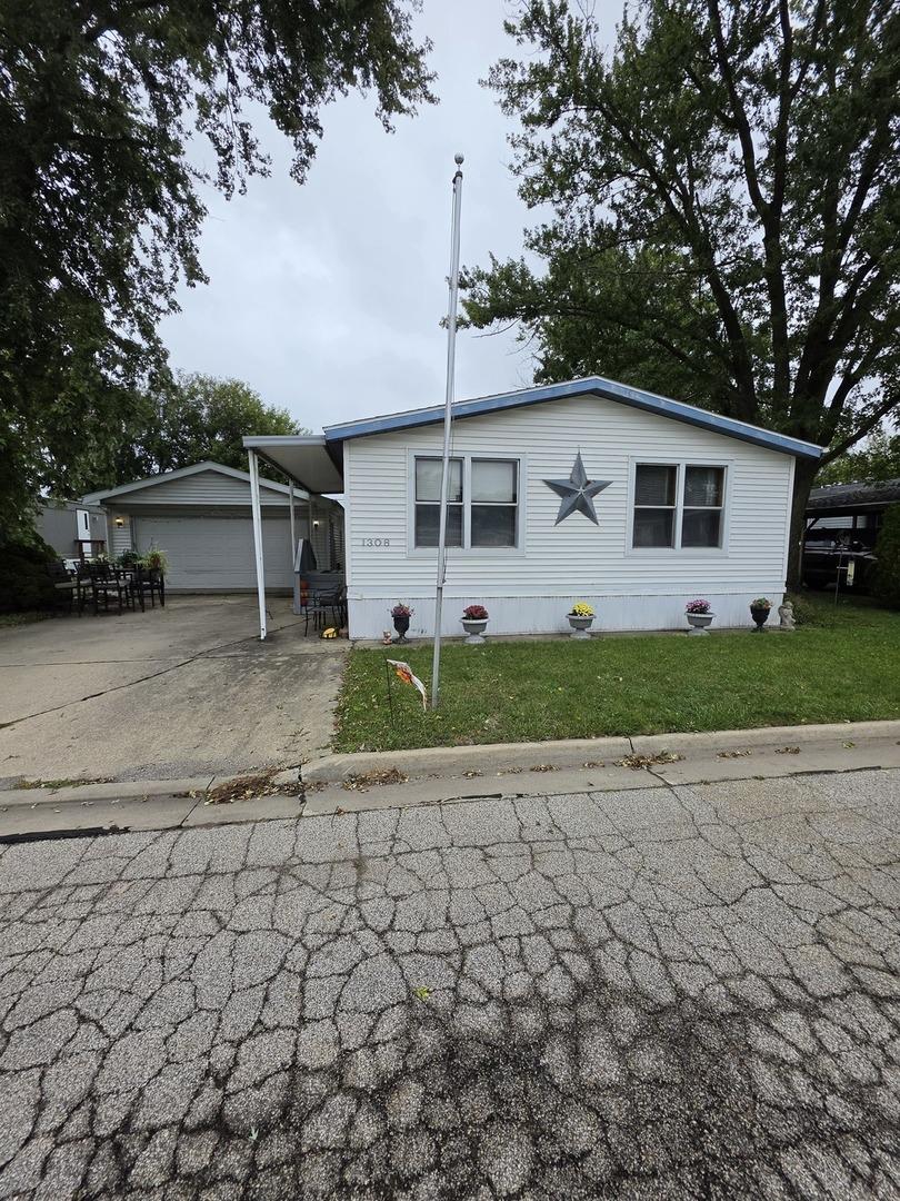 1306 13th St., Bloomington, IL 61704