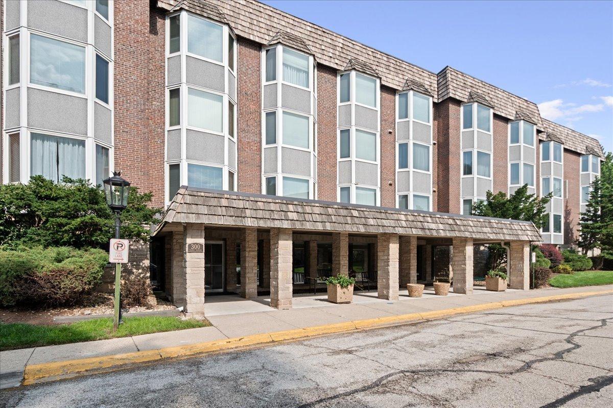 300 Thames Pkwy. #3F, Park Ridge, IL 60068