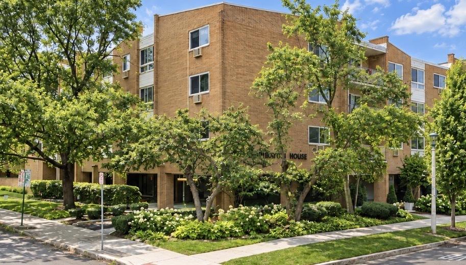 203 N Kenilworth Ave. #4F, Oak Park, IL 60302
