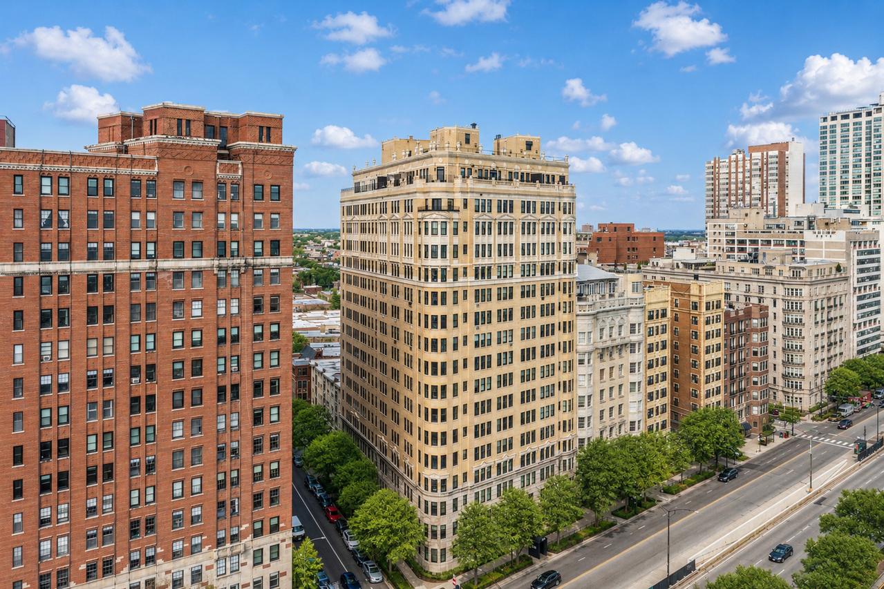 3300 N Lake Shore Dr. #6AB, Chicago, IL 60657