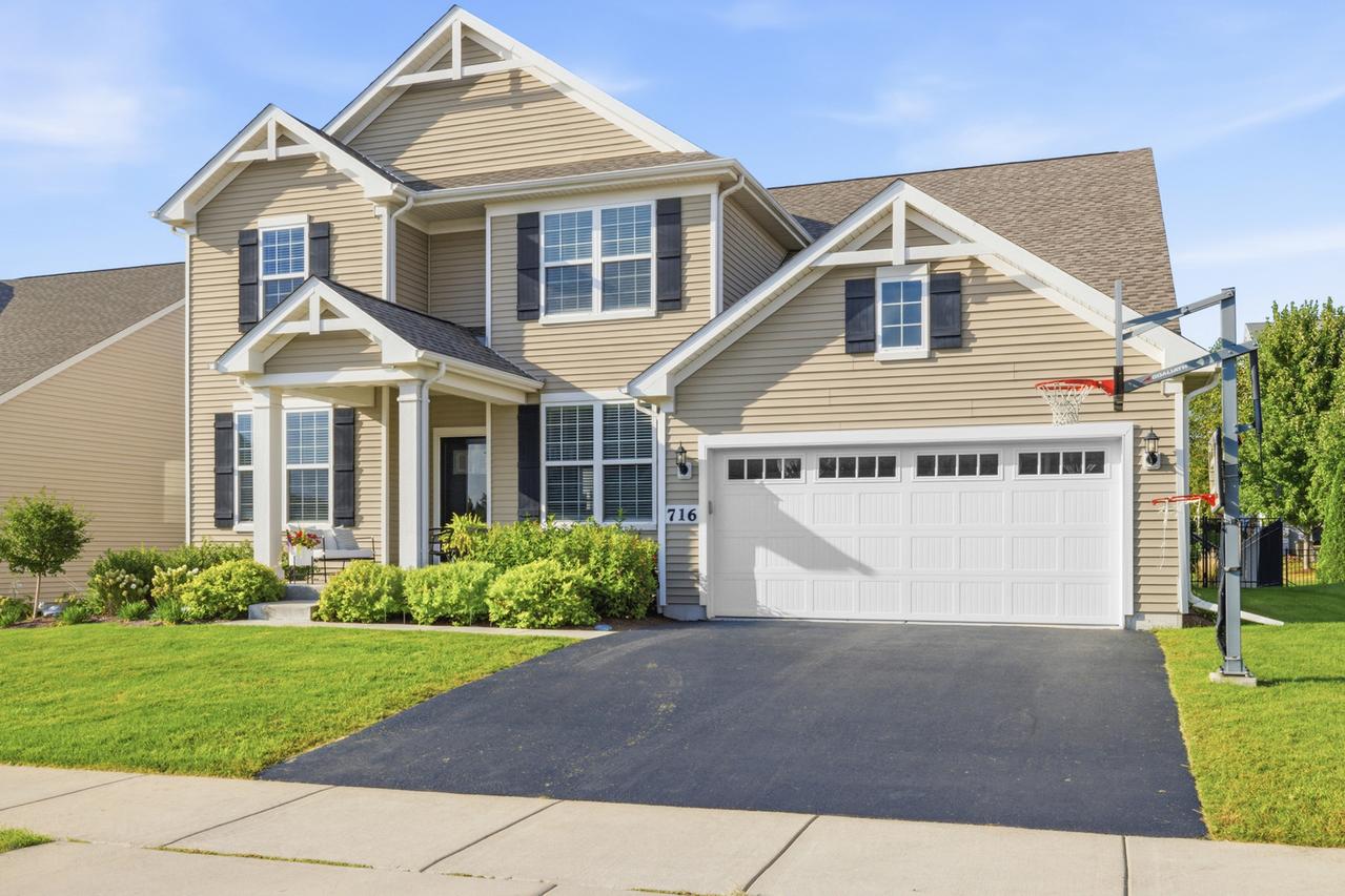 716 Heartland Ln., South Elgin, IL 60177