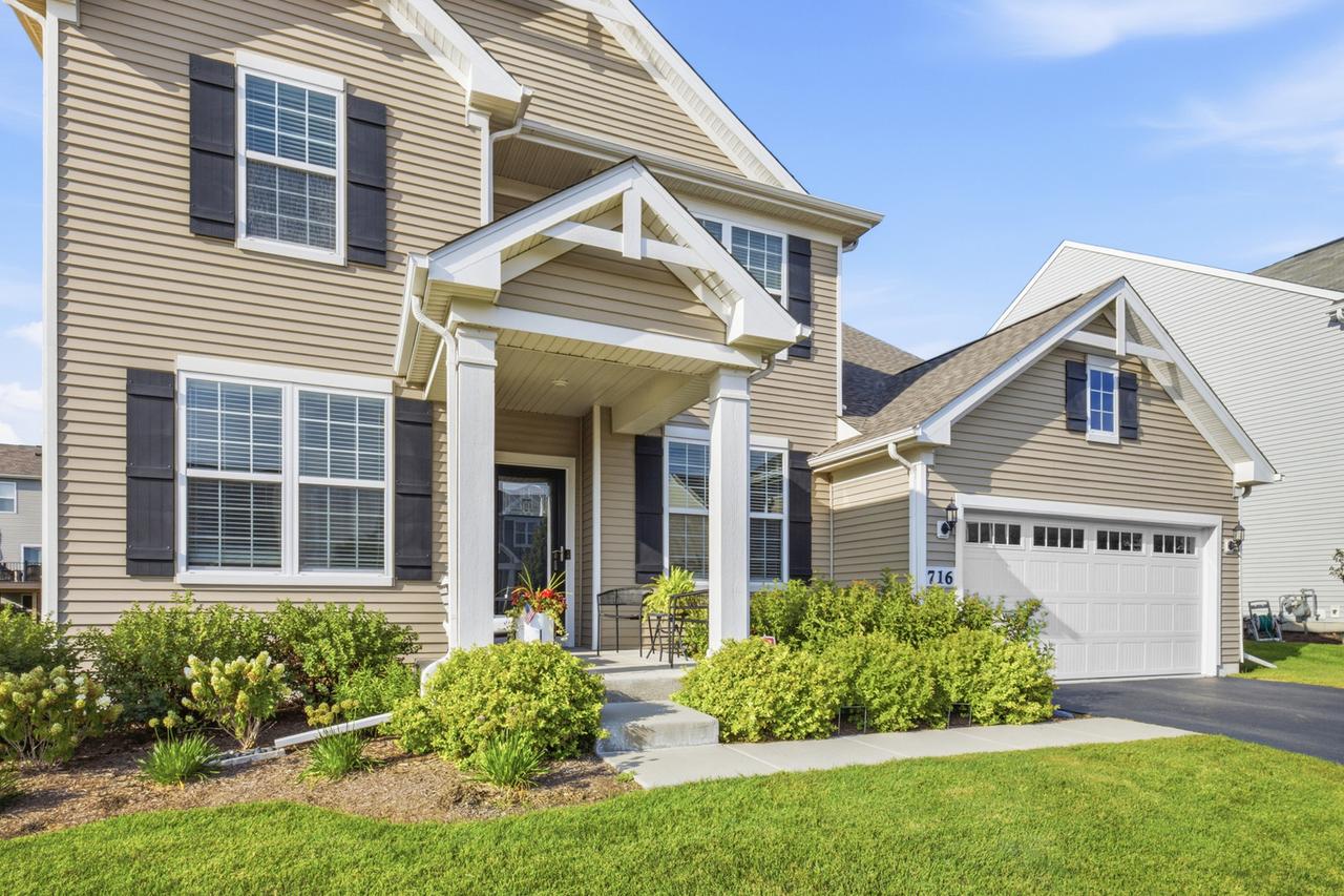 716 Heartland Ln., South Elgin, IL 60177