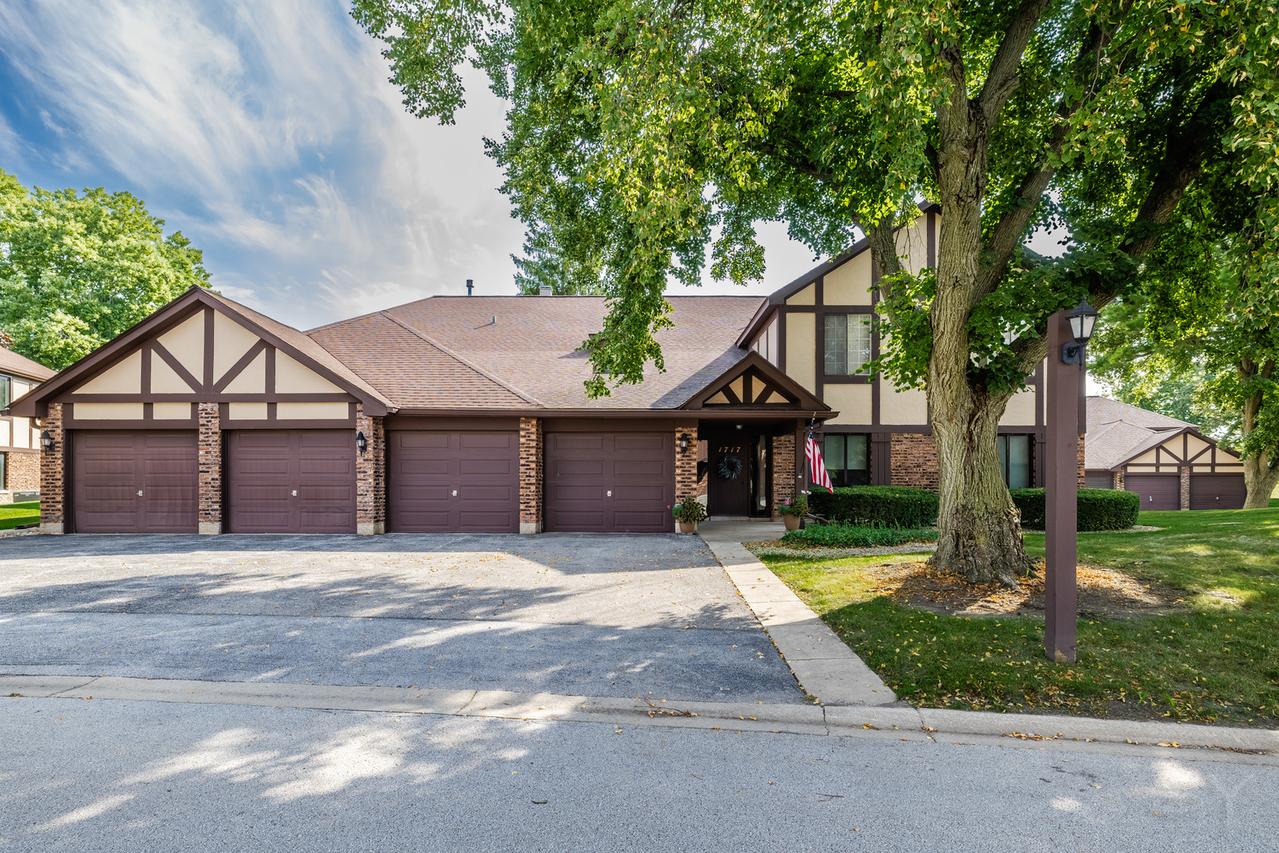 1717 Lakecliffe Dr. #C, Wheaton, IL 60189