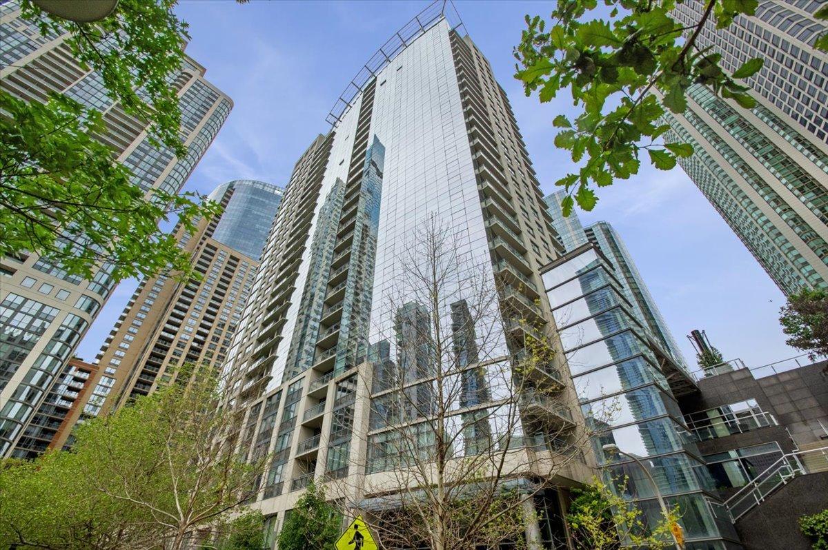 201 N Westshore Dr. #2006, Chicago, IL 60601