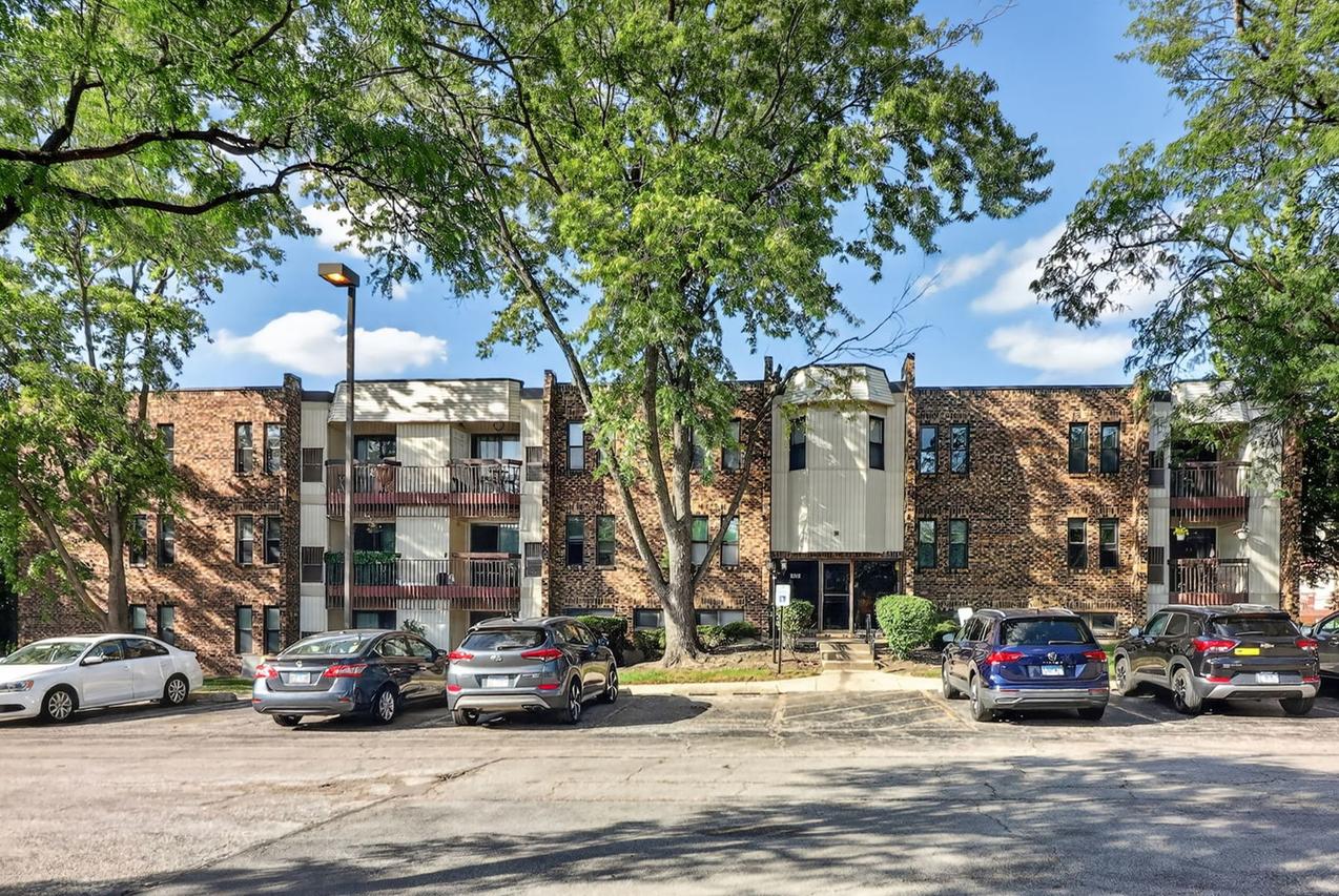 2212 Country Club Dr. #21, Woodridge, IL 60517