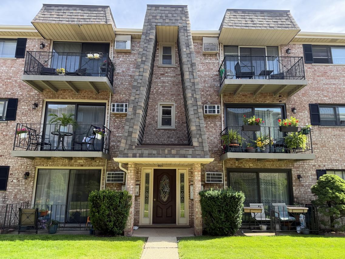 5321 N Delphia Ave. #322, Chicago, IL 60656
