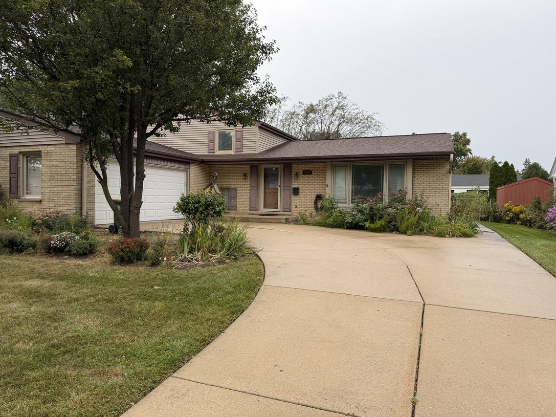 1622 S Surrey Ridge Dr., Arlington Heights, IL 60005