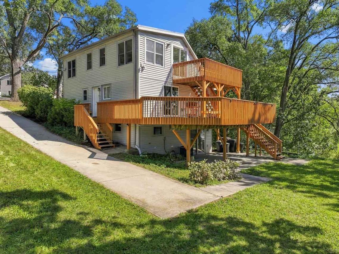 205 Hillside Dr., Island Lake, IL 60042